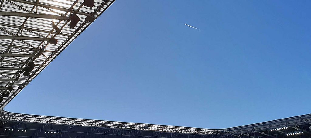 blauer Himmel über Fußballstadion