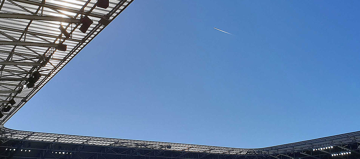 blauer Himmel über Fußballstadion