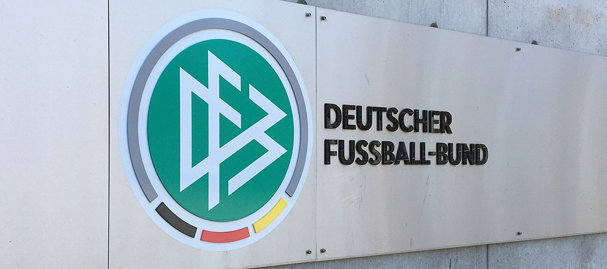 DFB-Logo vor Eingang zur DFB-Geschäftsstelle