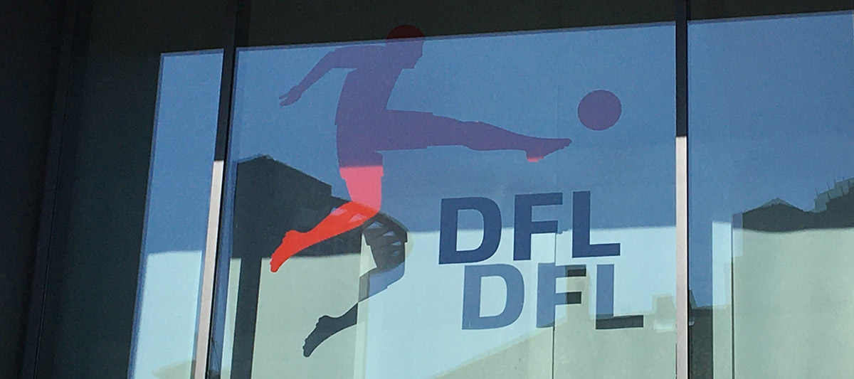 DFL-Logo vor Eingang zur DFL-Geschäftsstelle
