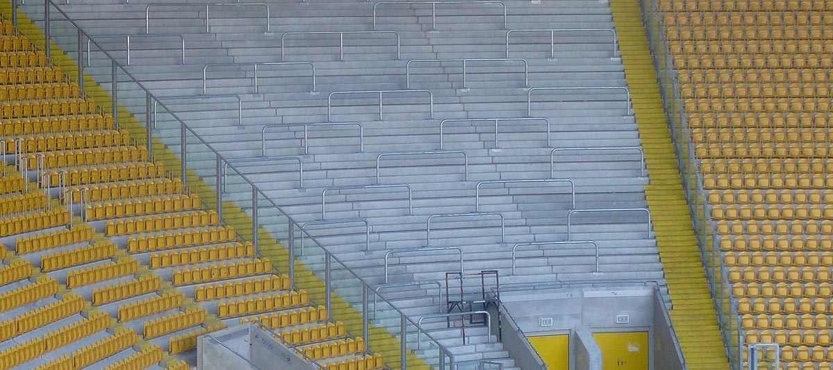 Gästeblock ohne Fans im Stadion