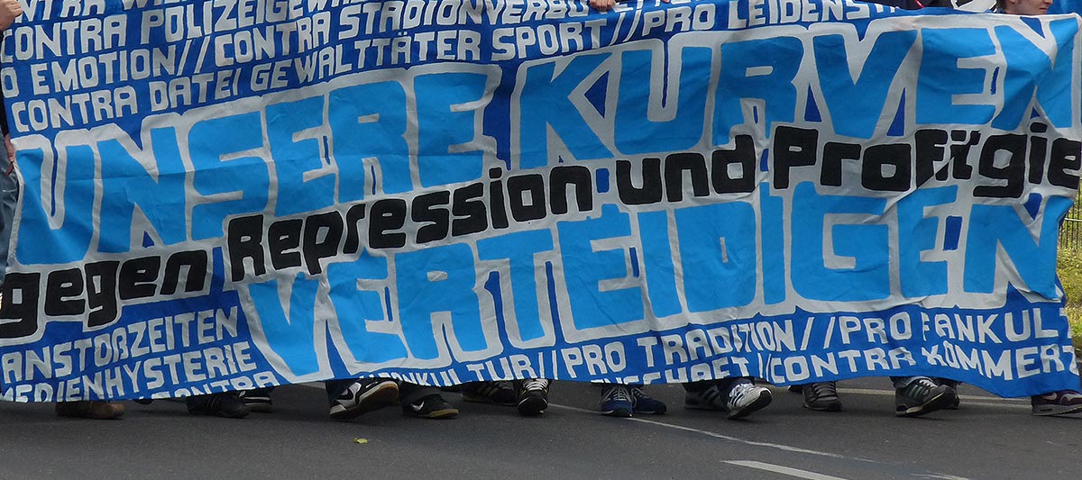 Fans tragen Transparent gegen Repression