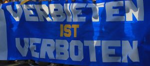 Fans zeigen Spruchband zur Verbotskultur auf Fandemo